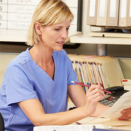 Co dělat, když mám rýmu, bolesti v krku, teplotu?