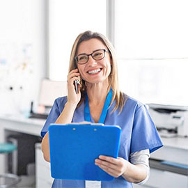 Co dělat, když mám rýmu, bolesti v krku, teplotu?