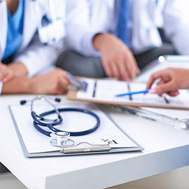 Co dělat, když mám rýmu, bolesti v krku, teplotu?